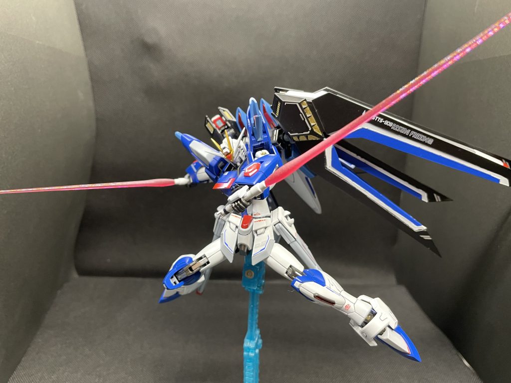 フェイス部は目つきが鋭くなりよう、ひさし部分を改修