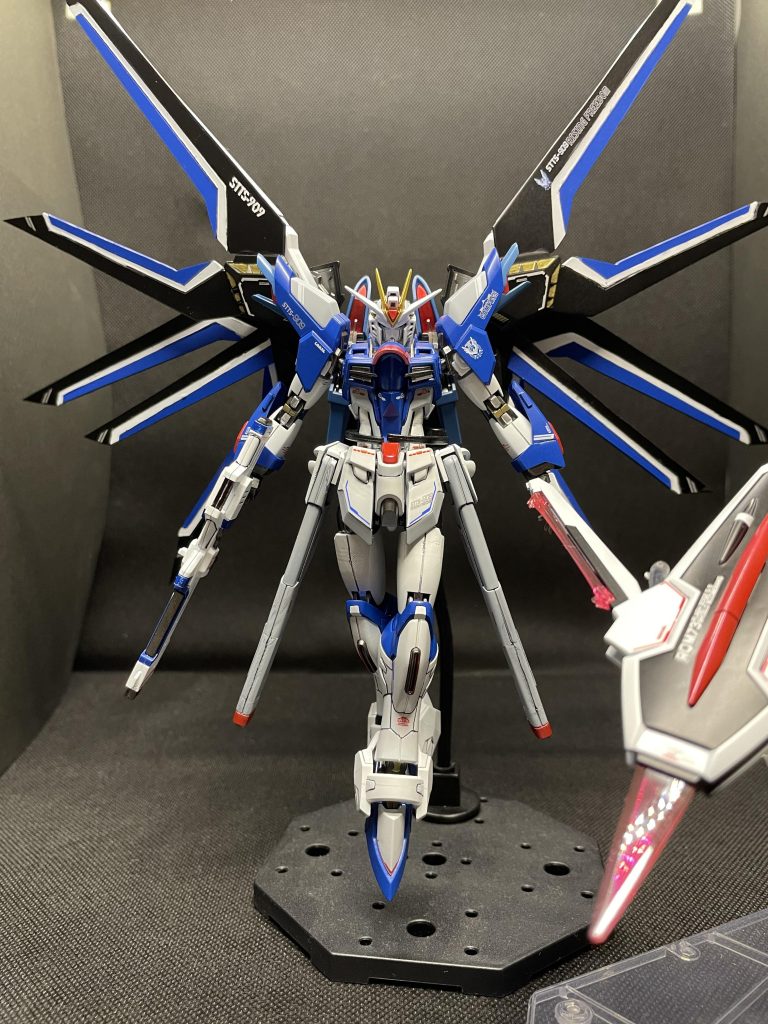 足の付け根も干渉部分を削り、足を内側へ向けられるように