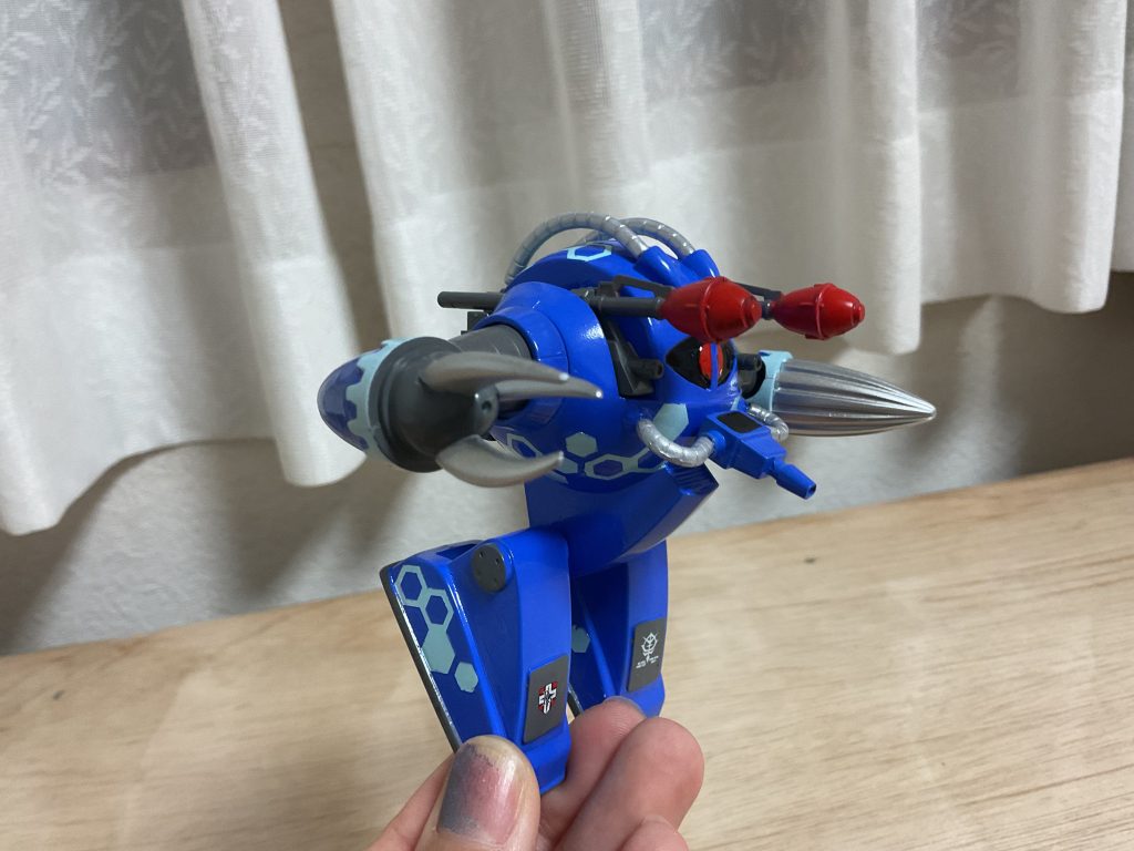 宇宙or水中巡航をしているアッグ