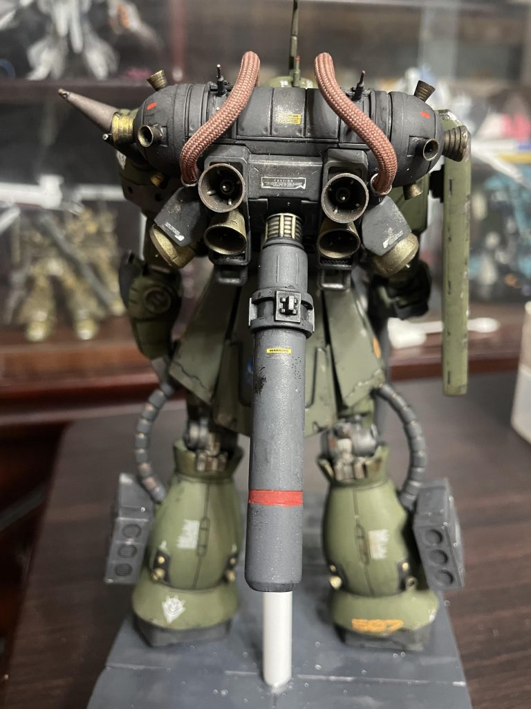 バックパックはこれまたジャンクで買ったHGサイコザクのもの。これは本体は普通のザクだったのに、パックパックだけがサイコザクという???なものだった。脚部バーニアはMSGのものに変更、ビーズ埋め込みです、