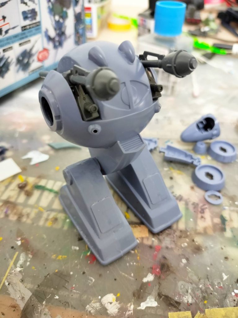 今回合わせ目が綺麗に消せた感じがしますね。余ったカッターはギャンの方にでもつけようかしら