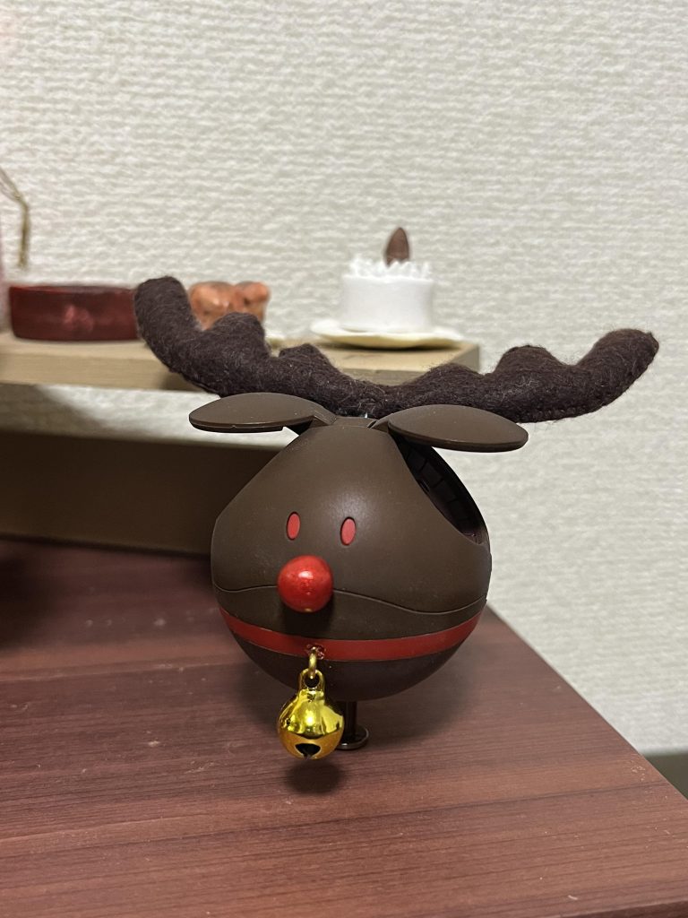 トナカイ衣装のハロ。余ったランナーとフェルト、綿で3mm軸のツノ取り付け。