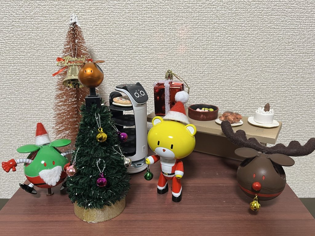 量産型プチッガイ、三国創傑伝ハロ2体、スレッタ付属ハロ、おまけでベラボット。クリスマスコスして、ツリー飾ってご馳走囲ってパーティ。