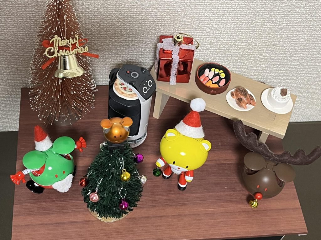 大体の小物は100均の既製品。最近はなんでも揃うから便利。食べ物や皿は粘土を捏ねて整形、絵の具で色付け。