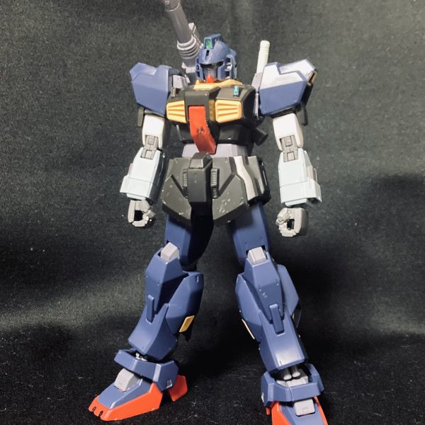 ※画像を表示するときは、画像をタップorクリックしたあともう1回タップorクリックすることをおすすめします。我が家のジャンクの火山から掘り出してきたパーツたちを組み合わせてみました。素体はMK-IIです(1枚目)。オリジン系統のバックパックを装備しているのでショルダーキャノンも装備できます(2枚目)。オリジンガンダムのシールドとビームライフル2丁の複合兵装を装備します(3枚目)。銃口をビームナギナタのものにしてあるので、サーベル刃をつけることもできます(4枚目)。MK-IIのシールド、バズーカを装備した状態です。ビームライフルは紛失しました(5、6枚目)。今のところこういう感じです。これに+ストライカーカスタムのナックルダガーをスクラッチで作成する予定です。ガトリングパーツは、後々スクラッチを活用してフレームランチャー風武装を作るためのパーツです(7枚目)。(2枚目)