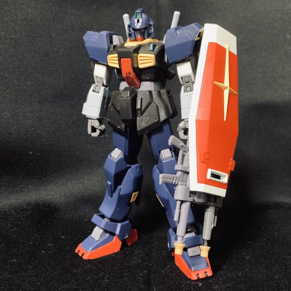 ※画像を表示するときは、画像をタップorクリックしたあともう1回タップorクリックすることをおすすめします。我が家のジャンクの火山から掘り出してきたパーツたちを組み合わせてみました。素体はMK-IIです(1枚目)。オリジン系統のバックパックを装備しているのでショルダーキャノンも装備できます(2枚目)。オリジンガンダムのシールドとビームライフル2丁の複合兵装を装備します(3枚目)。銃口をビームナギナタのものにしてあるので、サーベル刃をつけることもできます(4枚目)。MK-IIのシールド、バズーカを装備した状態です。ビームライフルは紛失しました(5、6枚目)。今のところこういう感じです。これに+ストライカーカスタムのナックルダガーをスクラッチで作成する予定です。ガトリングパーツは、後々スクラッチを活用してフレームランチャー風武装を作るためのパーツです(7枚目)。(3枚目)