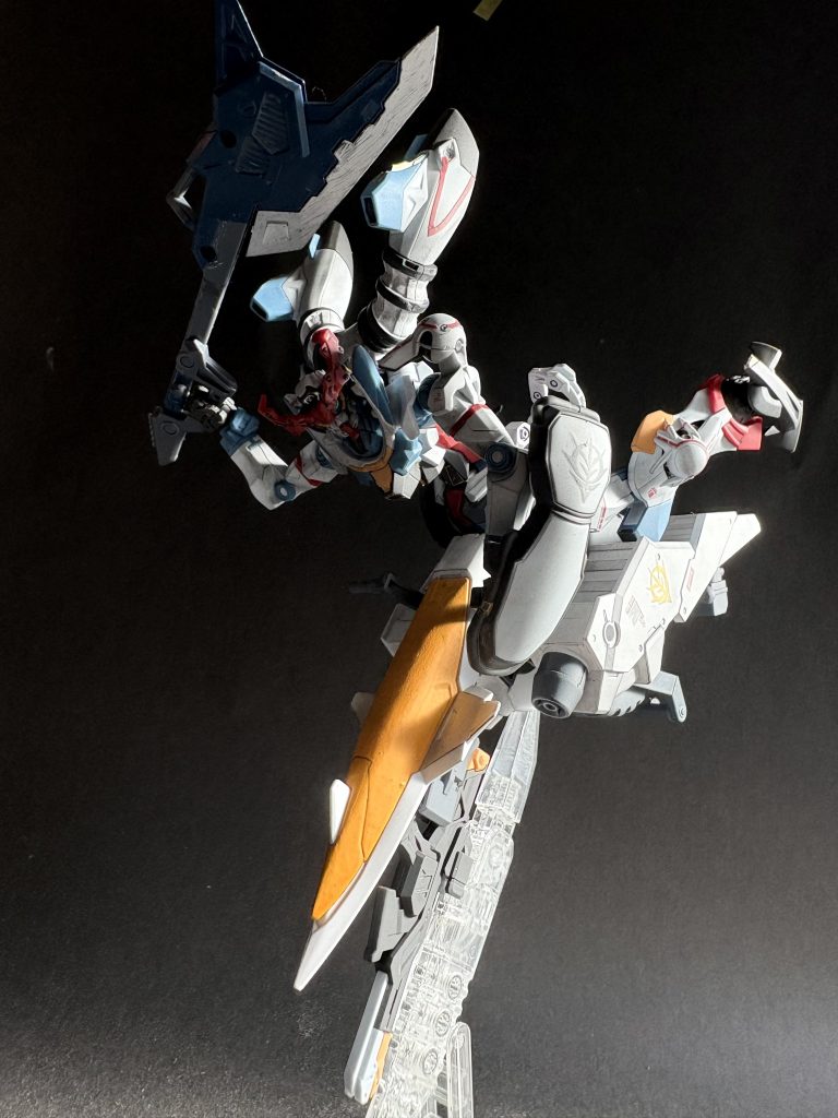 バイク型マシンを使用しているのはジークアクスの脚部機構は地球上では移動のロスが大き過ぎる為。なので戦闘中必要とあれば飛んだり跳ねたり離脱したりする。