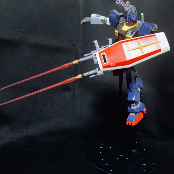 ※画像を表示するときは、画像をタップorクリックしたあともう1回タップorクリックすることをおすすめします。我が家のジャンクの火山から掘り出してきたパーツたちを組み合わせてみました。素体はMK-IIです(1枚目)。オリジン系統のバックパックを装備しているのでショルダーキャノンも装備できます(2枚目)。オリジンガンダムのシールドとビームライフル2丁の複合兵装を装備します(3枚目)。銃口をビームナギナタのものにしてあるので、サーベル刃をつけることもできます(4枚目)。MK-IIのシールド、バズーカを装備した状態です。ビームライフルは紛失しました(5、6枚目)。今のところこういう感じです。これに+ストライカーカスタムのナックルダガーをスクラッチで作成する予定です。ガトリングパーツは、後々スクラッチを活用してフレームランチャー風武装を作るためのパーツです(7枚目)。(4枚目)