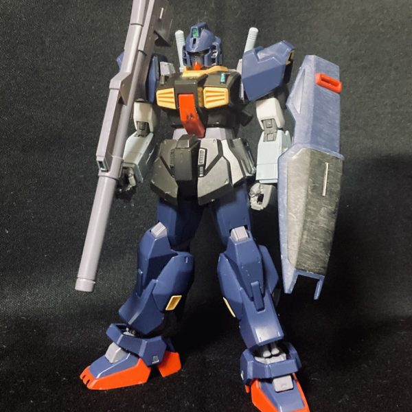 ※画像を表示するときは、画像をタップorクリックしたあともう1回タップorクリックすることをおすすめします。我が家のジャンクの火山から掘り出してきたパーツたちを組み合わせてみました。素体はMK-IIです(1枚目)。オリジン系統のバックパックを装備しているのでショルダーキャノンも装備できます(2枚目)。オリジンガンダムのシールドとビームライフル2丁の複合兵装を装備します(3枚目)。銃口をビームナギナタのものにしてあるので、サーベル刃をつけることもできます(4枚目)。MK-IIのシールド、バズーカを装備した状態です。ビームライフルは紛失しました(5、6枚目)。今のところこういう感じです。これに+ストライカーカスタムのナックルダガーをスクラッチで作成する予定です。ガトリングパーツは、後々スクラッチを活用してフレームランチャー風武装を作るためのパーツです(7枚目)。(5枚目)