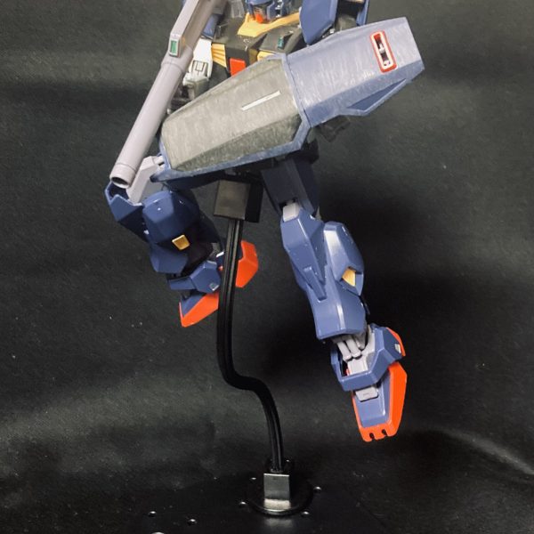 ※画像を表示するときは、画像をタップorクリックしたあともう1回タップorクリックすることをおすすめします。我が家のジャンクの火山から掘り出してきたパーツたちを組み合わせてみました。素体はMK-IIです(1枚目)。オリジン系統のバックパックを装備しているのでショルダーキャノンも装備できます(2枚目)。オリジンガンダムのシールドとビームライフル2丁の複合兵装を装備します(3枚目)。銃口をビームナギナタのものにしてあるので、サーベル刃をつけることもできます(4枚目)。MK-IIのシールド、バズーカを装備した状態です。ビームライフルは紛失しました(5、6枚目)。今のところこういう感じです。これに+ストライカーカスタムのナックルダガーをスクラッチで作成する予定です。ガトリングパーツは、後々スクラッチを活用してフレームランチャー風武装を作るためのパーツです(7枚目)。(6枚目)