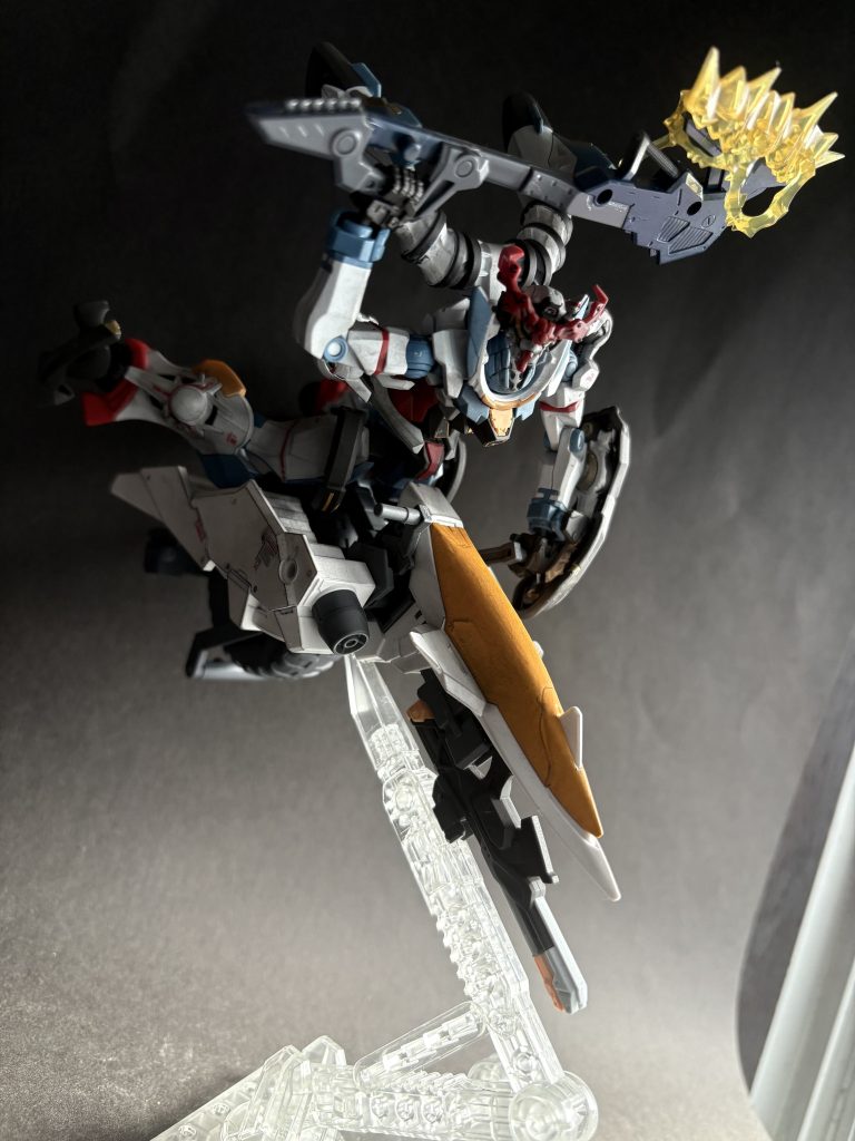 ジオン驚異のメカニズムによって生み出された新兵器、ギター型イオマグヌッソ改!このギター?で若者のアレを拗らせたニュータイプ少年が乗ったMSの頭部を強打することによって極小規模なゼクノヴァを起こし、マチュお姉さんはシュウジ・イトウの下を目指すのであった!