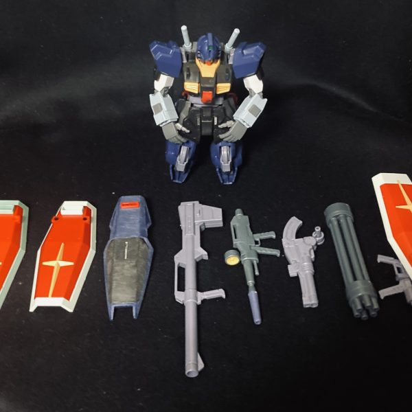 ※画像を表示するときは、画像をタップorクリックしたあともう1回タップorクリックすることをおすすめします。我が家のジャンクの火山から掘り出してきたパーツたちを組み合わせてみました。素体はMK-IIです(1枚目)。オリジン系統のバックパックを装備しているのでショルダーキャノンも装備できます(2枚目)。オリジンガンダムのシールドとビームライフル2丁の複合兵装を装備します(3枚目)。銃口をビームナギナタのものにしてあるので、サーベル刃をつけることもできます(4枚目)。MK-IIのシールド、バズーカを装備した状態です。ビームライフルは紛失しました(5、6枚目)。今のところこういう感じです。これに+ストライカーカスタムのナックルダガーをスクラッチで作成する予定です。ガトリングパーツは、後々スクラッチを活用してフレームランチャー風武装を作るためのパーツです(7枚目)。(7枚目)