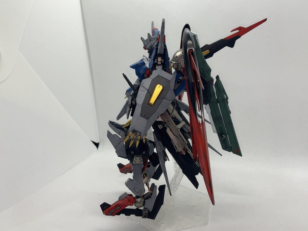 左側。HGルプスレクスからテイルブレード貰って取り付けてます。