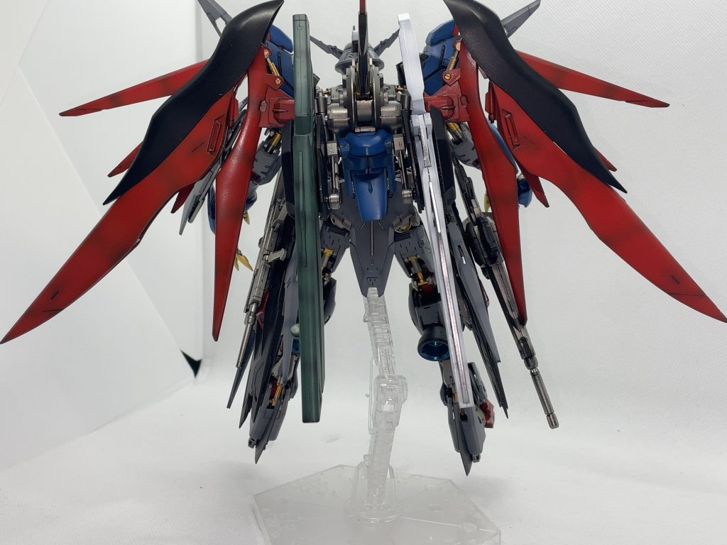 背中。ヴィダールのバックパックを逆向きに付け、その下のスペースにデスティニーのバックパックを力技で付けてます。ウイングはヴィダール側に移植してるので、デスティニー側は単なるウエポンラックと化してます。