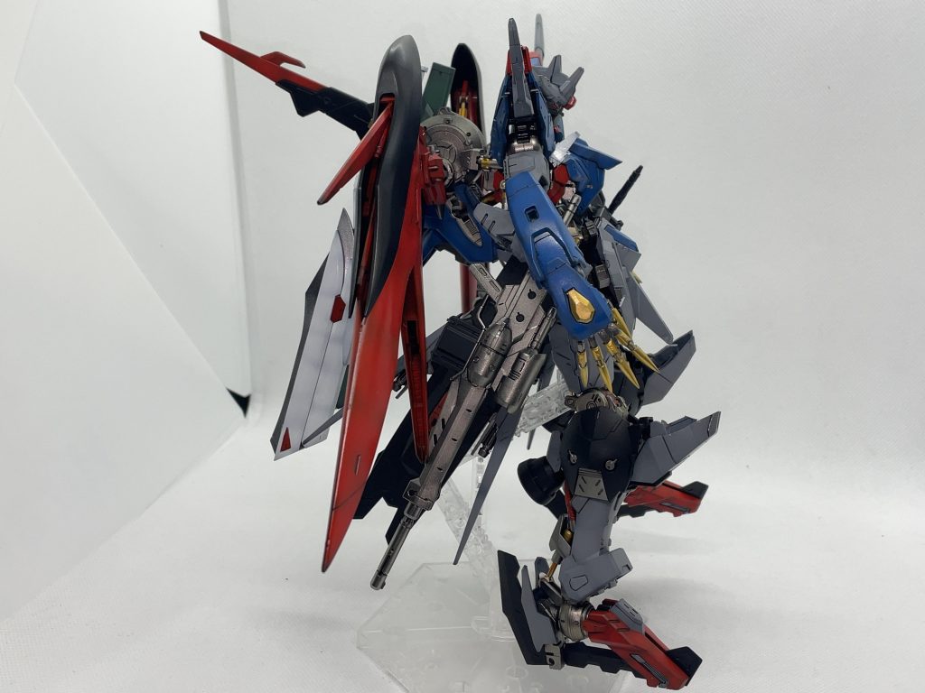 右側。レクスネイルを目指した爪はHGガウェインの余剰パーツから取りました。最初は全ての指にスラッシュハーケン搭載する予定だったのですが、あまりにもポロリするので断念しました。