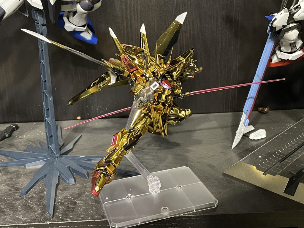 全体。ブラック部分はグラスブラックにスタブラジェラルミンの粒子を少し加えてゴールド粒子が煌めくブラックを作りました。上からパープルグリーンを薄く吹いて、ブラックからパープルに偏光します。