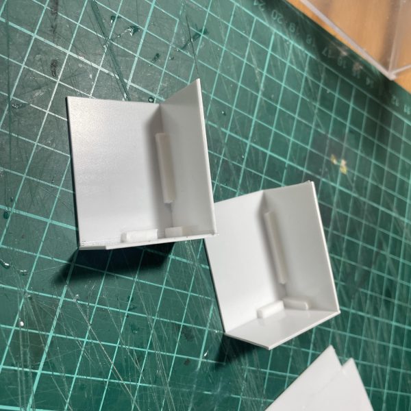 肩アーマーの形がなんか気に入らなくて、幅増ししようか迷った結果、作り直してみることに決定。とりあえずオリジナルは残した上で、プラ板の箱組から自作してます。はたしてどうなることやら、、、金属メッシュを貼ったり、裏打ちしたりしたので、そっちは保険で残しておきます（2枚目）