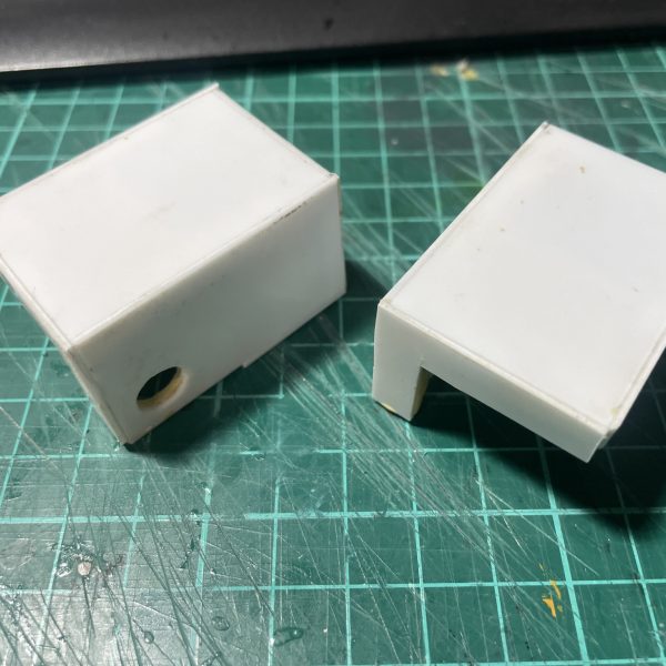 肩アーマーの形がなんか気に入らなくて、幅増ししようか迷った結果、作り直してみることに決定。とりあえずオリジナルは残した上で、プラ板の箱組から自作してます。はたしてどうなることやら、、、金属メッシュを貼ったり、裏打ちしたりしたので、そっちは保険で残しておきます（3枚目）