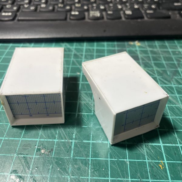 肩アーマーの形がなんか気に入らなくて、幅増ししようか迷った結果、作り直してみることに決定。とりあえずオリジナルは残した上で、プラ板の箱組から自作してます。はたしてどうなることやら、、、金属メッシュを貼ったり、裏打ちしたりしたので、そっちは保険で残しておきます（4枚目）