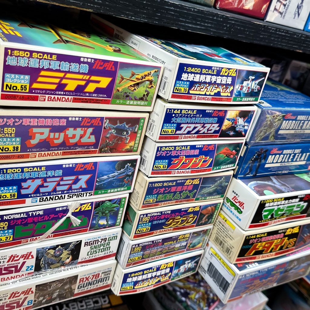 作品名：<p>旧キットの回転が良い中古屋さん。 この中から2つ連れて帰りました。</p>
