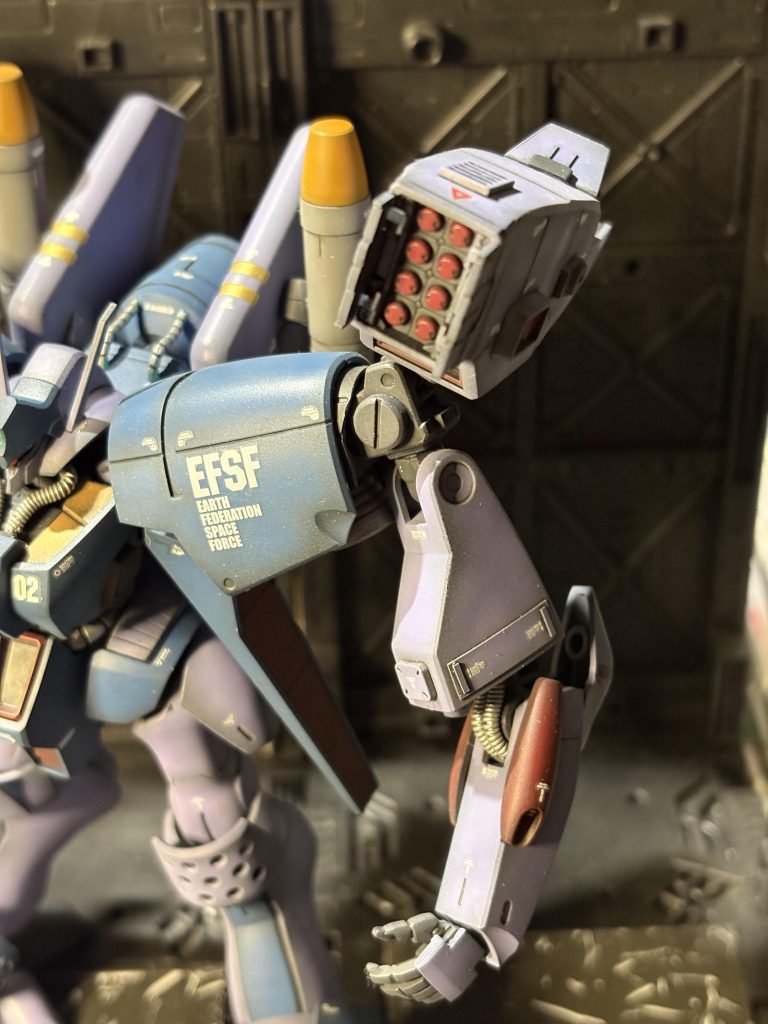 肩のスラスターはミサイルポッド増設のため大型化😅動力パイプもいつもの改造。マニュピレーターは汎用兵器対応という設定で、三つ指ではなく5本指でー☝️