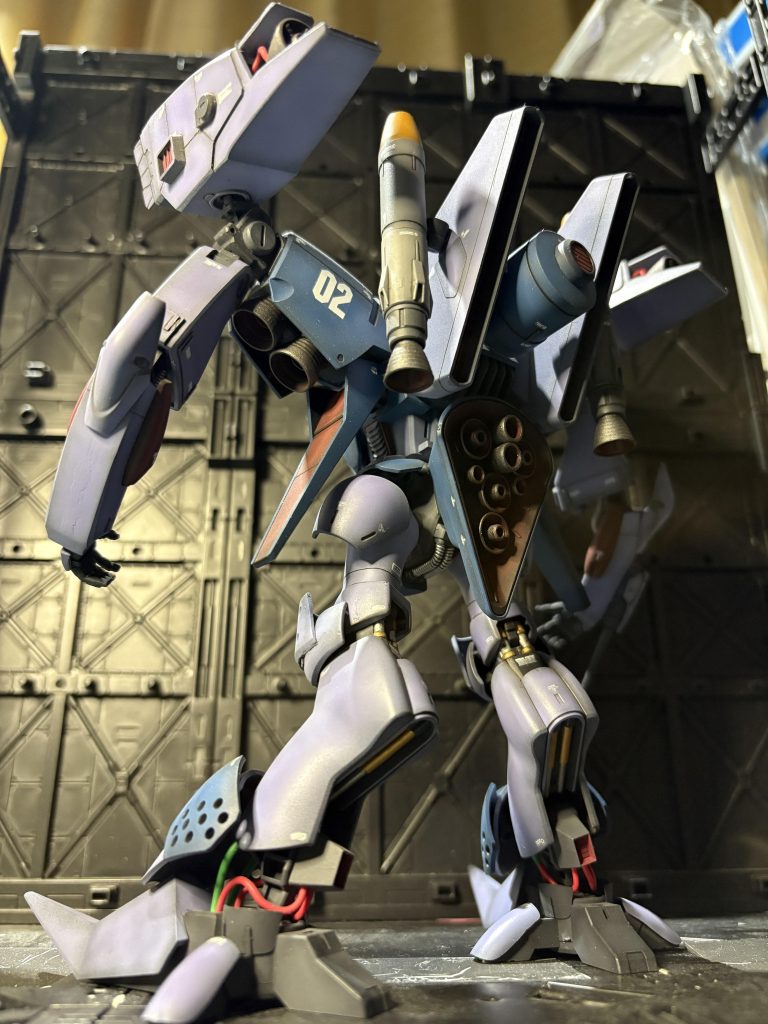 バックショット。脚部の変更が分かりやすい😄改造として、プロペラントタンクと追加ブースター。腰部スラスターをノズルだらけにー😆肘にガードの追加。足首以下は問答無用で変更❗️ ノーマル脚部はどうしても好きになれなかったー😅