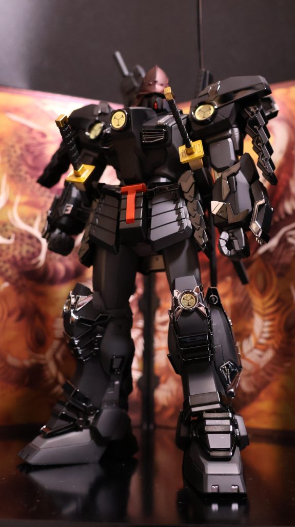 キットのブラックメッキが美しいのでそれに添える形で光沢と艶消しのブラックを配置