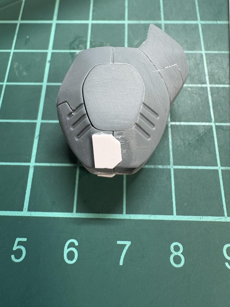 制作過程。脚の合わせ目が許せなかったのでパネル接着してヤスって馴染ませた。