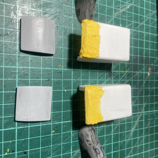 スラスター付き肩アーマーを自作しています。前回のただの箱組からいろいろもろもろいじってこんな感じになりました。大型化が目的なので、問題は無いんですけど、結局オリジナルに近い形になってしまうのは、枯渇しているイメージ力のせいです😭（2枚目）