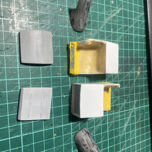 スラスター付き肩アーマーを自作しています。前回のただの箱組からいろいろもろもろいじってこんな感じになりました。大型化が目的なので、問題は無いんですけど、結局オリジナルに近い形になってしまうのは、枯渇しているイメージ力のせいです😭（3枚目）