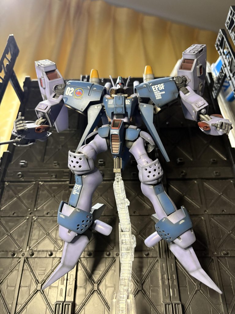 マニュピレーターの変更により、手の粒子砲が使えなくなったので、右腕にダグラムのリニアガンみたいに兵装装備😁地上では足がデカく見えるが、飛行モードでは足首が伸び、足裏のスラスターが有効活用できる。アンバック機構と相待って、小回りのきく機動性に寄与という設定ですー😁