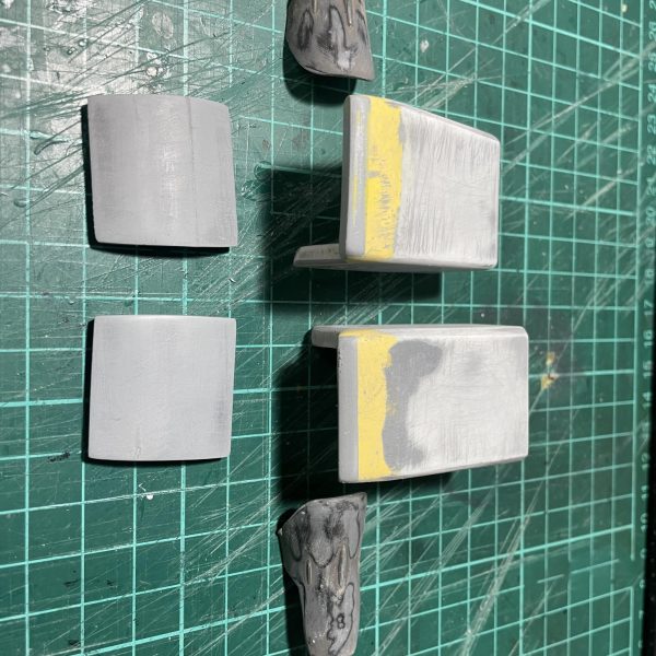 スラスター付き肩アーマーを自作しています。前回のただの箱組からいろいろもろもろいじってこんな感じになりました。大型化が目的なので、問題は無いんですけど、結局オリジナルに近い形になってしまうのは、枯渇しているイメージ力のせいです😭（7枚目）