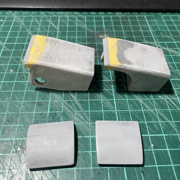 スラスター付き肩アーマーを自作しています。前回のただの箱組からいろいろもろもろいじってこんな感じになりました。大型化が目的なので、問題は無いんですけど、結局オリジナルに近い形になってしまうのは、枯渇しているイメージ力のせいです😭（4枚目）