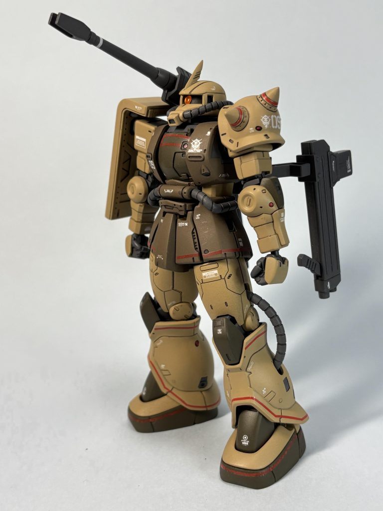 ハーフキャノンは陸戦型ザクにザクキャノンのバックパックを背負わせ武装アップさせたもの。