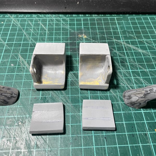 スラスター付き肩アーマーを自作しています。前回のただの箱組からいろいろもろもろいじってこんな感じになりました。大型化が目的なので、問題は無いんですけど、結局オリジナルに近い形になってしまうのは、枯渇しているイメージ力のせいです😭（5枚目）