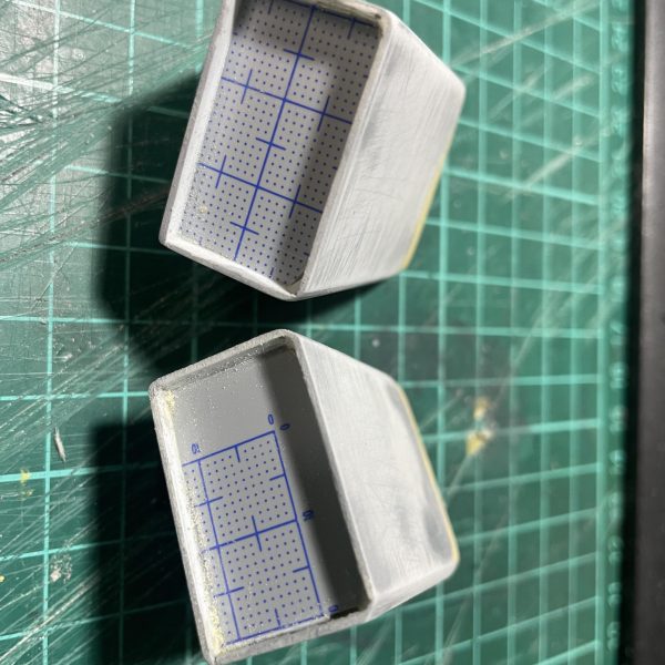 スラスター付き肩アーマーを自作しています。前回のただの箱組からいろいろもろもろいじってこんな感じになりました。大型化が目的なので、問題は無いんですけど、結局オリジナルに近い形になってしまうのは、枯渇しているイメージ力のせいです😭（6枚目）