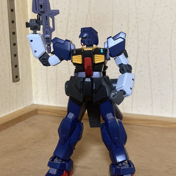 進捗状況です。_変更点・腕部をパワードジムのものに変更・MK-IIのビームライフルをジャンクから発見したため、トリガーパーツなどをミキシングして修復(2、3枚目)・腰部リヤアーマーをジャンクパーツを介してリゲルグのバックパックと合体。これによりビームランサーが使用可能に(4、5枚目)・通常ビームライフルを廃止・ショルダーキャノンも廃止&nbsp;全体です(6枚目)。見た感じ、量産機っぽさが残っていますね。でも次回はシルエットを大きく変えるミキシングをする予定なので、乞うご期待…ということで、次回もよろしくお願いします:^∀^bあとがき…バックパックにサーベルがないのは、紛失したのではなく、外したものです。次回はバックパックも変える予定ですので。（2枚目）