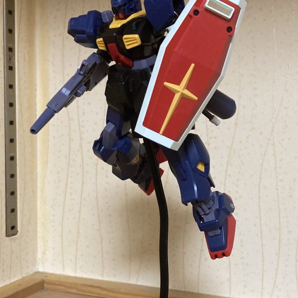 進捗状況です。_変更点・腕部をパワードジムのものに変更・MK-IIのビームライフルをジャンクから発見したため、トリガーパーツなどをミキシングして修復(2、3枚目)・腰部リヤアーマーをジャンクパーツを介してリゲルグのバックパックと合体。これによりビームランサーが使用可能に(4、5枚目)・通常ビームライフルを廃止・ショルダーキャノンも廃止&nbsp;全体です(6枚目)。見た感じ、量産機っぽさが残っていますね。でも次回はシルエットを大きく変えるミキシングをする予定なので、乞うご期待…ということで、次回もよろしくお願いします:^∀^bあとがき…バックパックにサーベルがないのは、紛失したのではなく、外したものです。次回はバックパックも変える予定ですので。（3枚目）