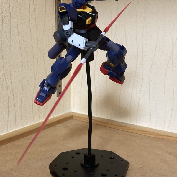 進捗状況です。_変更点・腕部をパワードジムのものに変更・MK-IIのビームライフルをジャンクから発見したため、トリガーパーツなどをミキシングして修復(2、3枚目)・腰部リヤアーマーをジャンクパーツを介してリゲルグのバックパックと合体。これによりビームランサーが使用可能に(4、5枚目)・通常ビームライフルを廃止・ショルダーキャノンも廃止&nbsp;全体です(6枚目)。見た感じ、量産機っぽさが残っていますね。でも次回はシルエットを大きく変えるミキシングをする予定なので、乞うご期待…ということで、次回もよろしくお願いします:^∀^bあとがき…バックパックにサーベルがないのは、紛失したのではなく、外したものです。次回はバックパックも変える予定ですので。（5枚目）