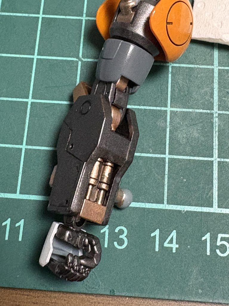 腕も寂しかったのでディテールアップ＆塗り分け。