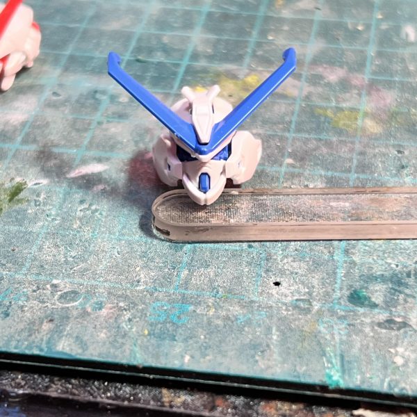 HGのアストレイブルーフレームセカンドLを制作中です。　まず気になった顔から弄っています。通常アストレイのフェイスを移植して、チンガードぽい部品をジャンクから付けてみました。これで元の顔よりは良くなったはず…😅（2枚目）