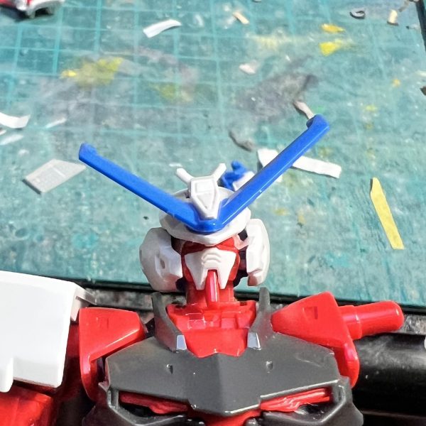 HGのアストレイブルーフレームセカンドLを制作中です。　まず気になった顔から弄っています。通常アストレイのフェイスを移植して、チンガードぽい部品をジャンクから付けてみました。これで元の顔よりは良くなったはず…😅（3枚目）