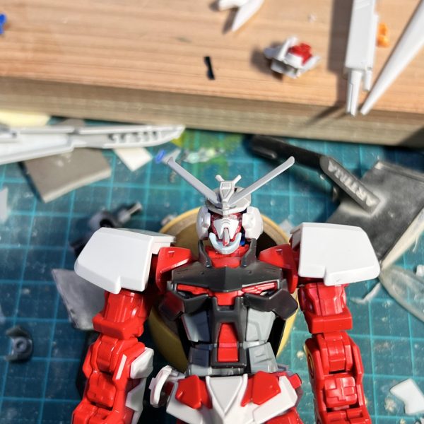 HGのアストレイブルーフレームセカンドLを制作中です。　まず気になった顔から弄っています。通常アストレイのフェイスを移植して、チンガードぽい部品をジャンクから付けてみました。これで元の顔よりは良くなったはず…😅（4枚目）