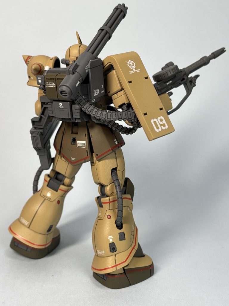 右のビッグガン外して給弾口差し込みガトリングガンに換装。