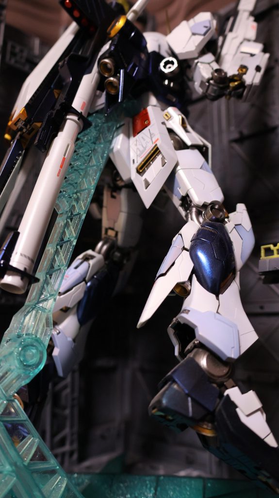 通常ブラックを使う部分を光沢ブラック下地のサファイアブルー+アメジストパープルで塗装…自分のメタリック塗装νガンダムは基本コレです