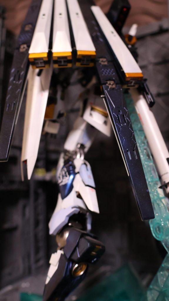 限定版なので台座がサイコフレーム色になってますなおエモーションマニピュレータが破損しており手の表情がおかしくなっております、先日ベースで替えのパーツGetできたのでいつか修理しないと…。