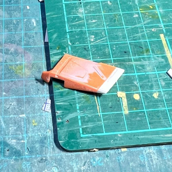 制作中のセカンドLの進捗状況です！画像一枚目　肩から下にRGレッドフレームの腕パーツを移植しました画像二枚目　脚は太腿アーマーだけRGから移植です。コクピット下部分を延長しました画像三枚目　アーマーシュナイダーの鞘の形状を変えてスリムにしました画像四枚目　肩アーマーを延長しましたボチボチなペースですが、なんとか今年中の完成を目指しています😅ご覧いただきありがとうございました🙇‍♂️ （5枚目）