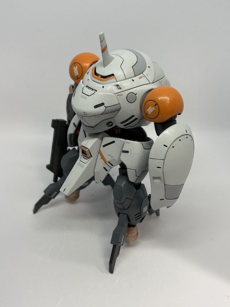 全身。ボディはスジボリ不要の十分すぎるディテール。スミ入れするだけでバチバチにかっこいい。ちょっと塗り分けるだけで大満足。