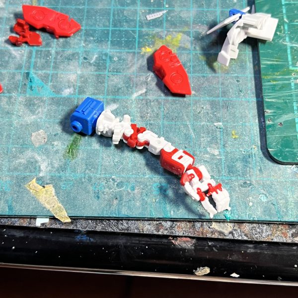 制作中のセカンドLの進捗状況です！画像一枚目　肩から下にRGレッドフレームの腕パーツを移植しました画像二枚目　脚は太腿アーマーだけRGから移植です。コクピット下部分を延長しました画像三枚目　アーマーシュナイダーの鞘の形状を変えてスリムにしました画像四枚目　肩アーマーを延長しましたボチボチなペースですが、なんとか今年中の完成を目指しています😅ご覧いただきありがとうございました🙇‍♂️ （2枚目）