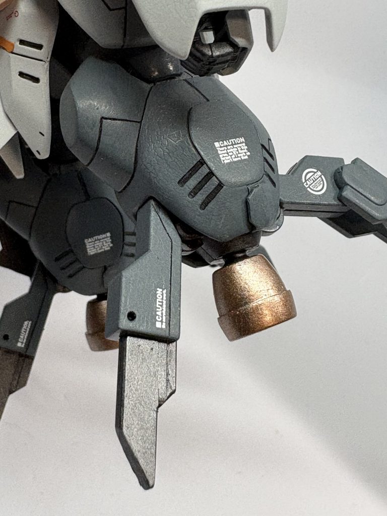 脚はかなり寂しかったのでスジボリなど。塗り分けるとかなりメカ感で良い。